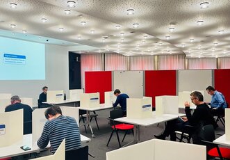 Personen bei der Durchführung einer Simulation