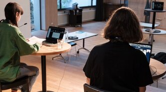 Mirko Fischli, der eine angeleitete Durchführung vorbereitet