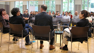 Alexandra Stark, Thomas Häussler, Angela Müller, Jeannie Schneider diskutieren gemeinsam am Panel