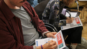 Teilnehmende stellen sich Schlagzeilen aus der Zukunft vor