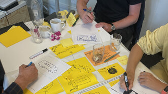 Teilnehmende entwickeln Artefakte aus der Zukunft